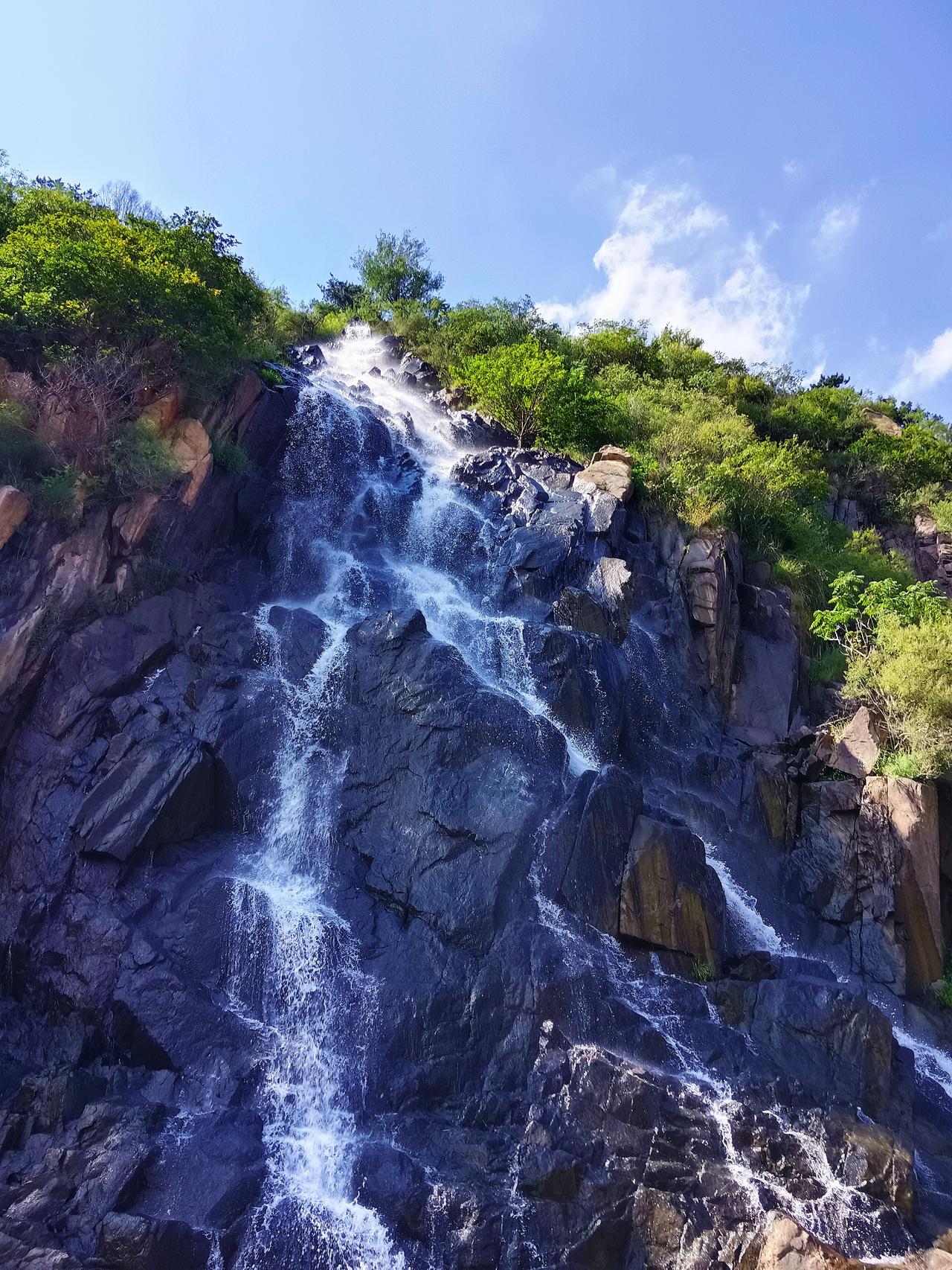 怎么样让自己保持快乐的心情保持快乐，先接纳不完美的自己。每天找件小事感恩，比如阳