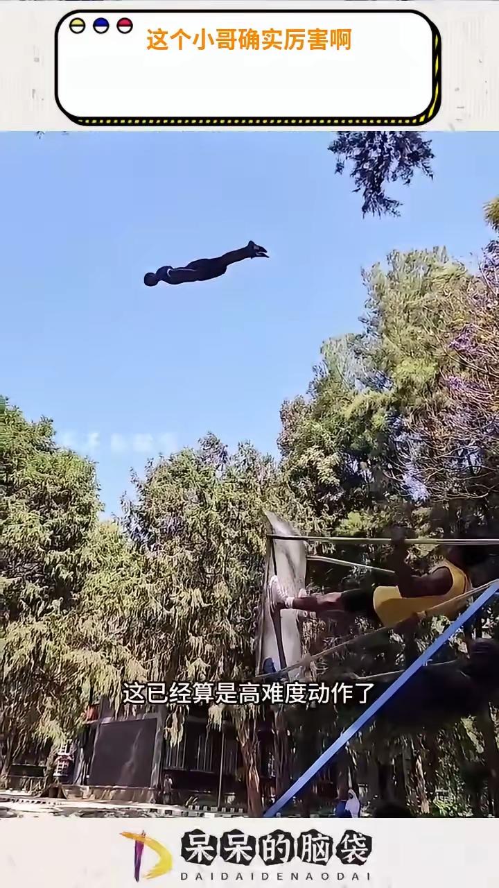 第一次看这图懵的，把图转一下看，这小哥真勇敢，敢去跟“死神”一搏，单车变摩托
真