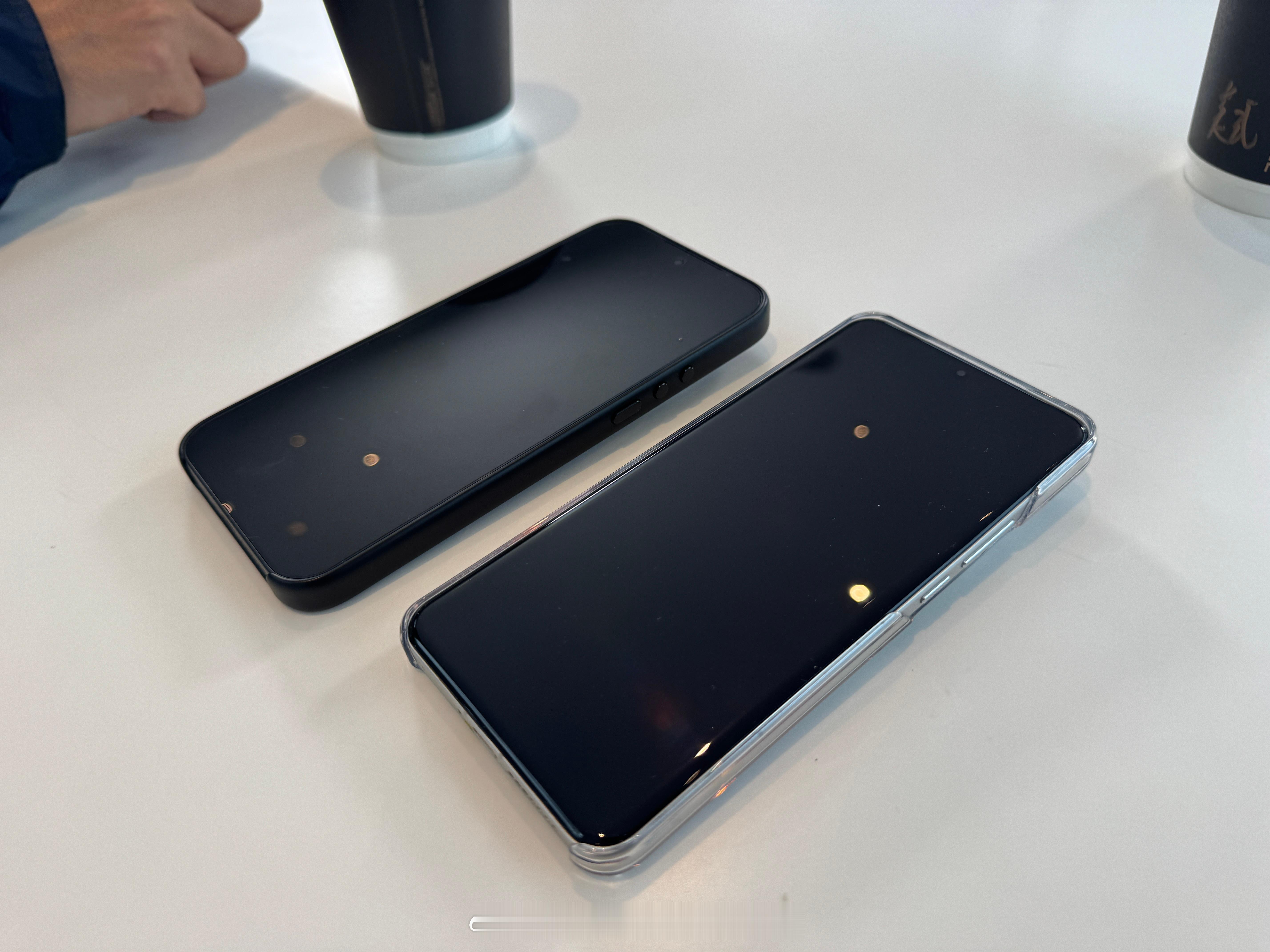 15u和17u，现场对比摸完，我觉得还是17u的直屏更舒服，后面镜头可以旋转变焦