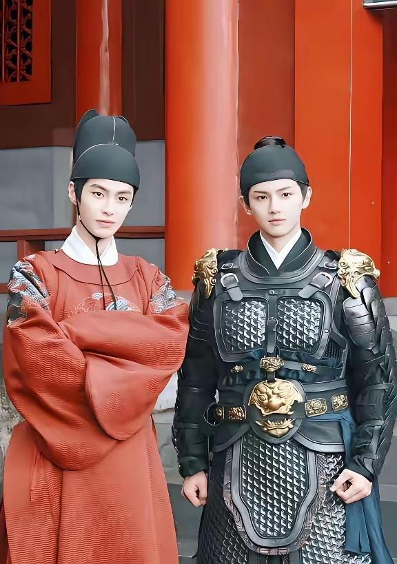 没想到吧！何与居然还演过《九重紫》？更绝的是，当年这部剧里的女主，兜兜转转多年后