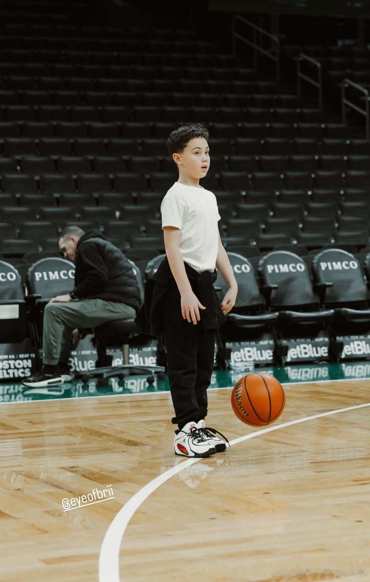 Deuce塔图姆！今天在波士顿凯尔特人比赛赛前站上TD 花园球馆训练