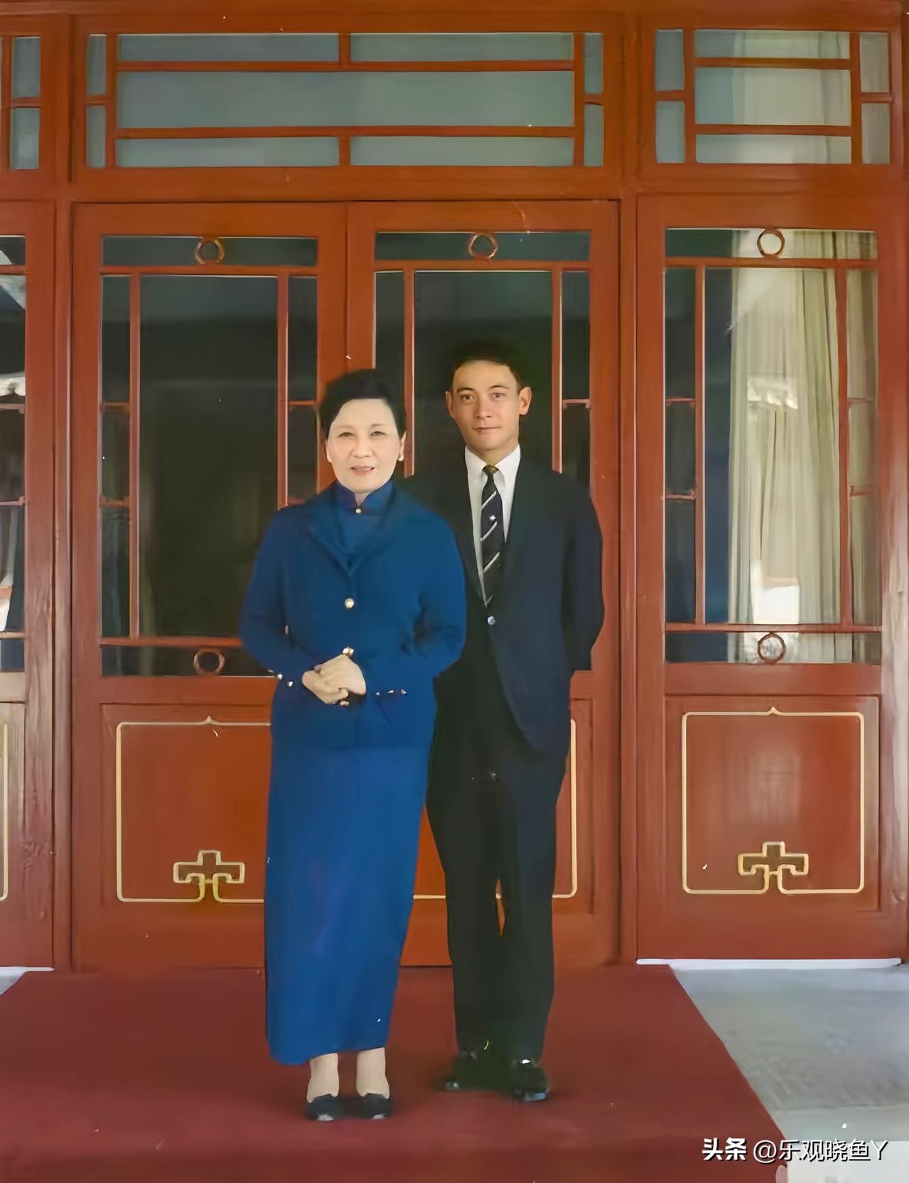 这是蒋孝勇年轻时与他的祖母宋美龄在台湾的一张合影老照片，拍摄于上世纪六十年代。这