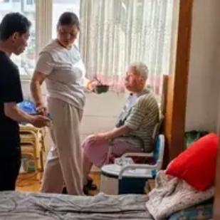 前岳母突然瘫痪，青岛这位大哥跟现任妻子上门照顾4年！“老人没有其他孩子，照顾是应