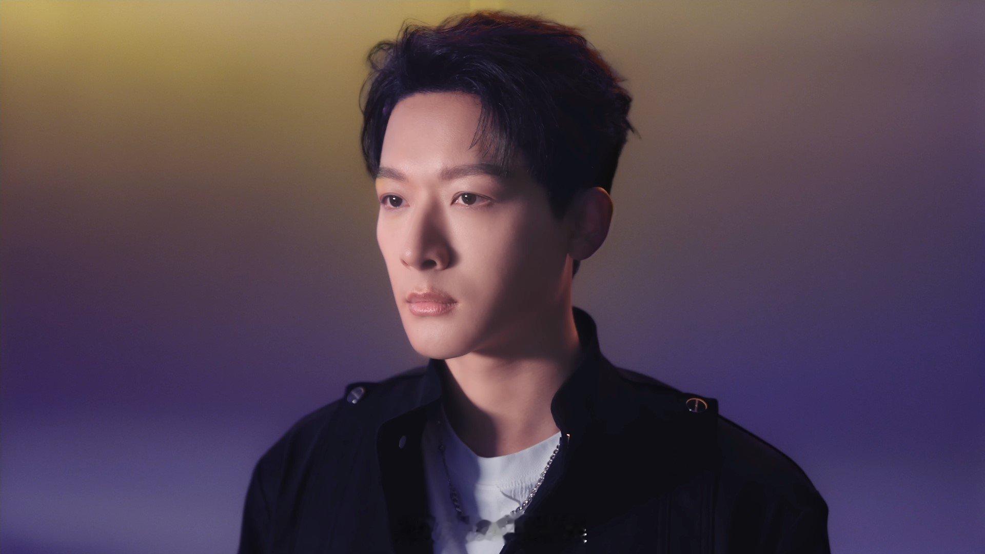 张晚意林允希林这是什么神仙组合 张晚意墨色轮廓沉静如夜，眼神中满满的故事感；林允