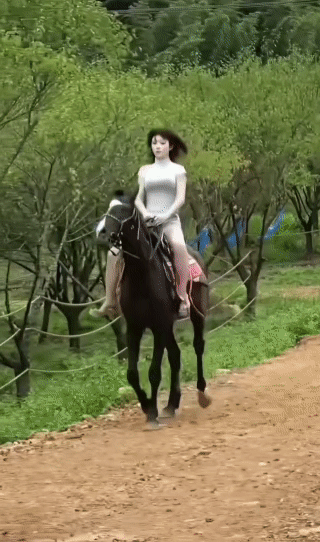 姐们
你还是从马上下来吧
隔着屏幕
我都替你感觉尴尬😅