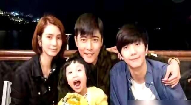 54岁的洪欣太拼了！

拍短剧左眼血管爆裂，满眼血丝，硬是侧着脸把戏拍完。这还不