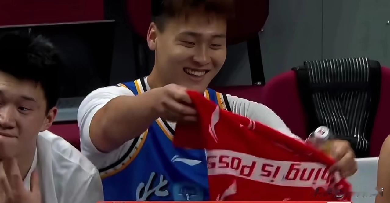 从赵睿的举动可以看出，许利民对北京男篮已经失控，多位球员根本管不了。

昨晚京沪