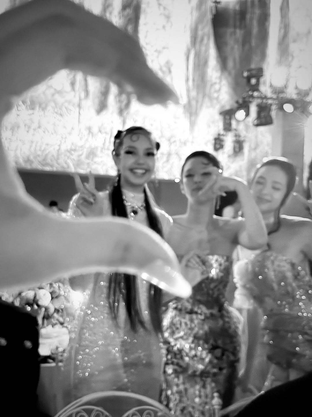 呀，细看Jenlisa 在握手 