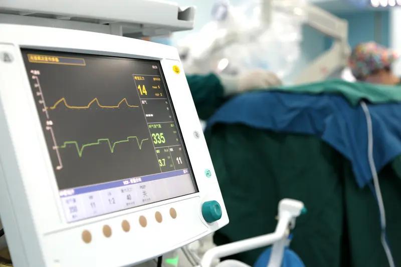 5月龄女婴小洛熙因心脏手术不幸离世，其死亡时间与病历记录存在明显矛盾，引发广泛关