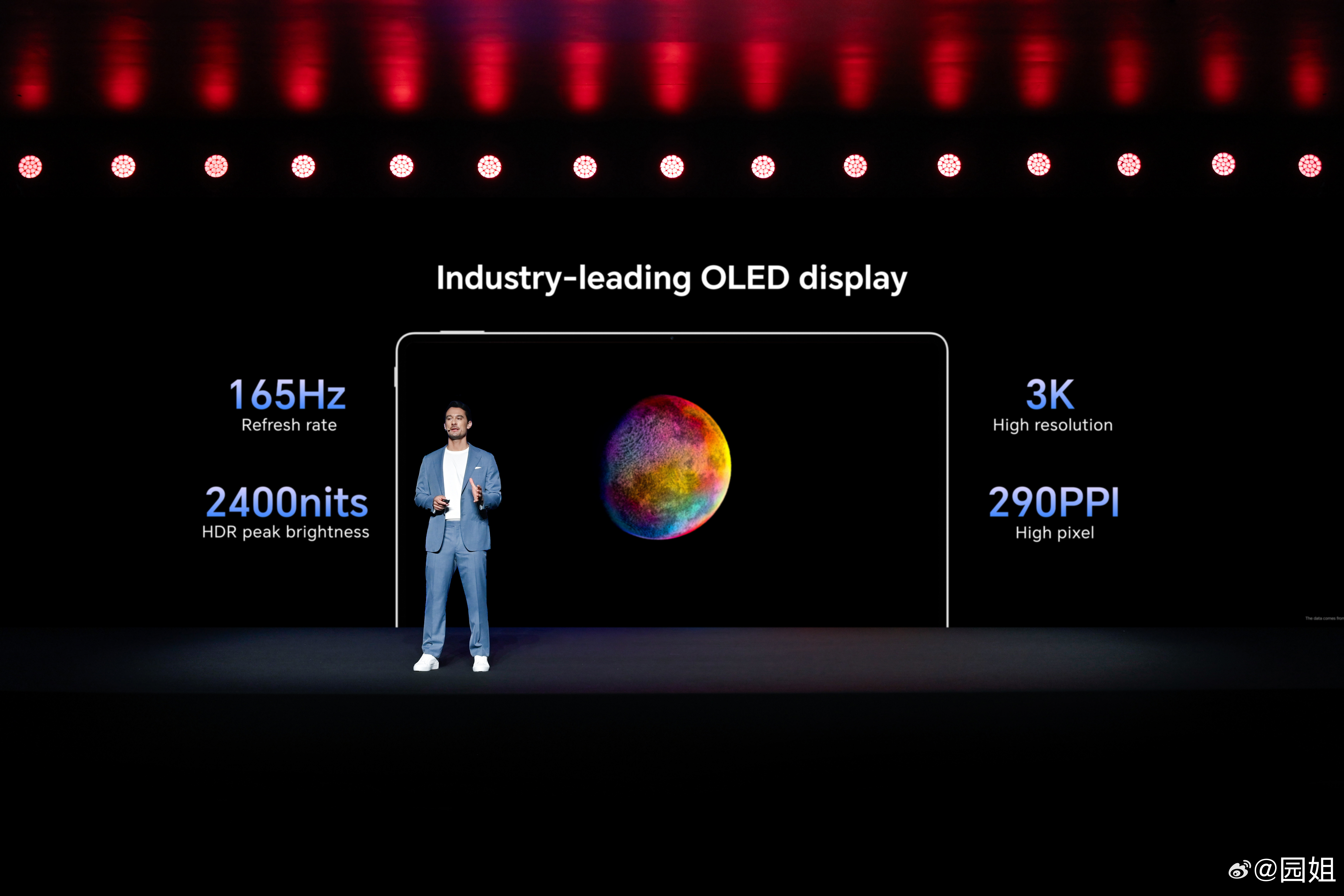 荣耀 MagicPad4 在海外正式亮相了。这次荣耀真的把平板电脑的轻薄做到了极