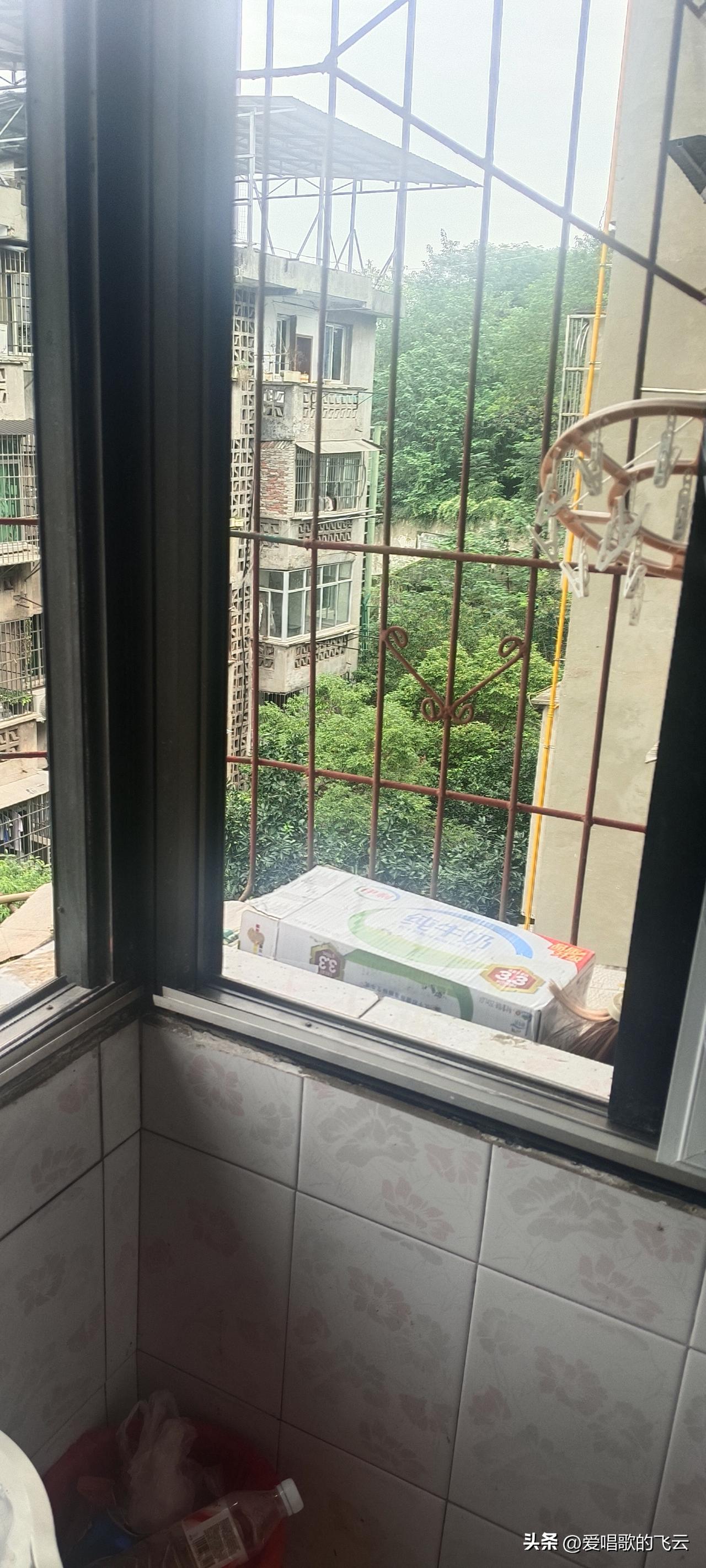 如果房龄在20年左右最好，那样就没有后顾之忧。

买新房房价高，不忍背负沉重经济