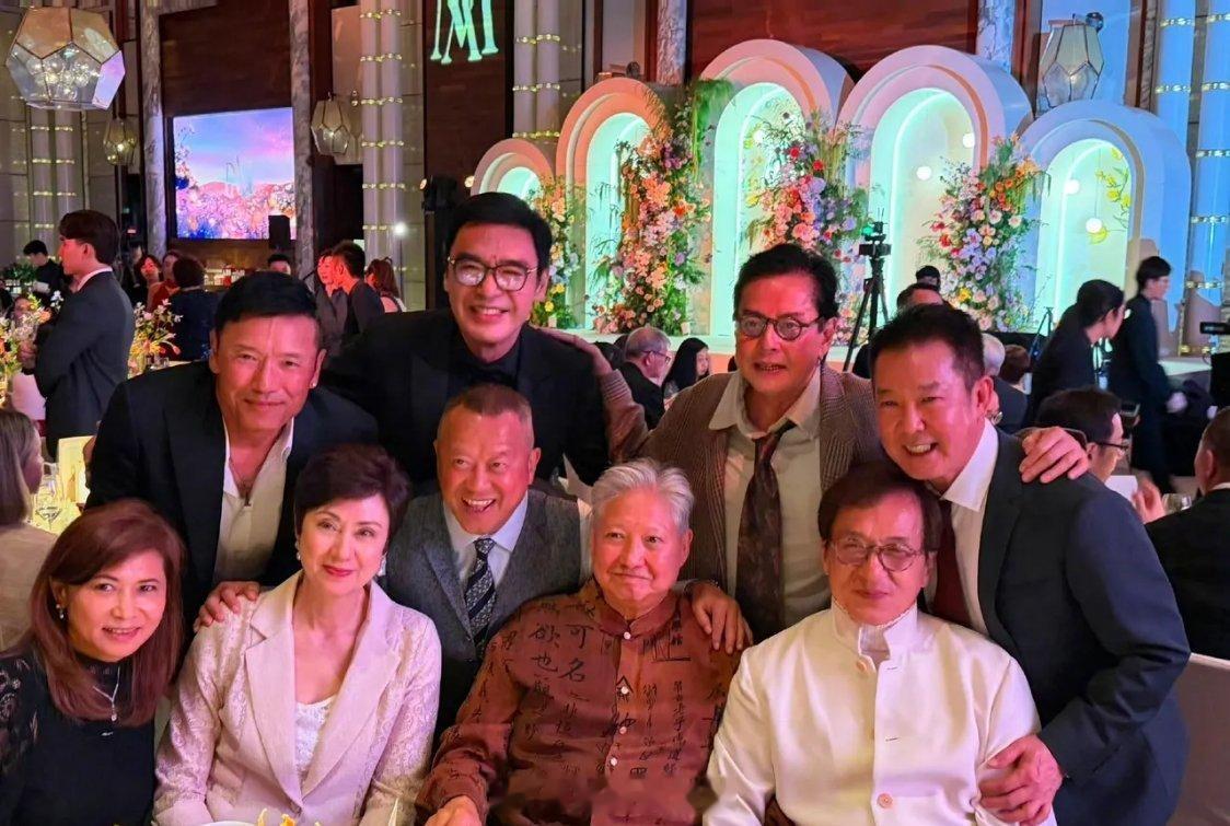 洪金宝成龙元彪合照 七小福师兄弟婚礼团建 一场婚宴意外促成七小福几位成员合体，时