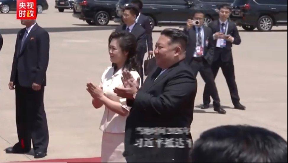 携夫人到机场迎接 朝方在机场热情迎接