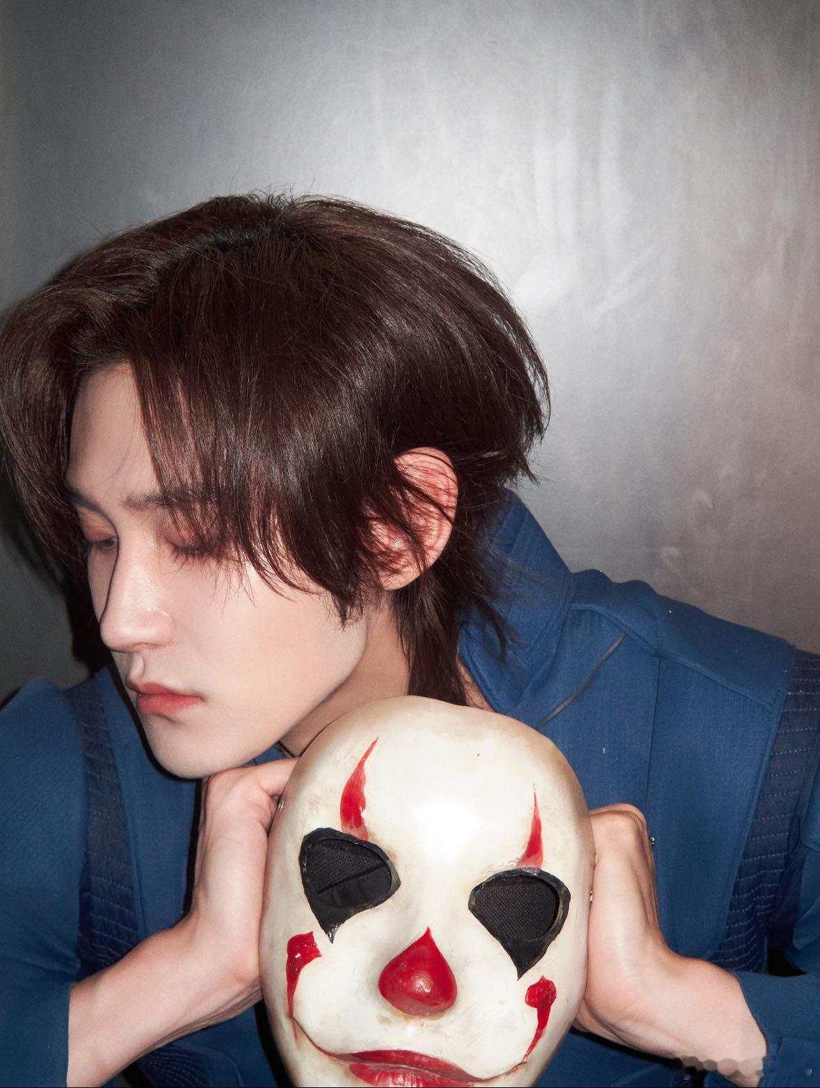 汪铎这衣服好就好在能看到胸肌 被汪铎的胸肌狠狠拿捏！衣服恰到好处，不用用力就能看