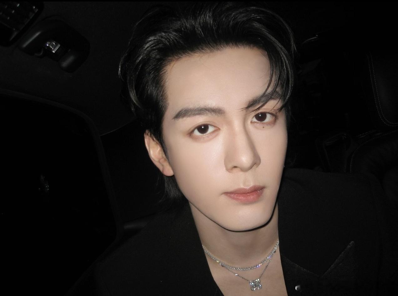 曾舜晞车内怼脸拍，他好像知道自己很帅，比珠宝都闪耀