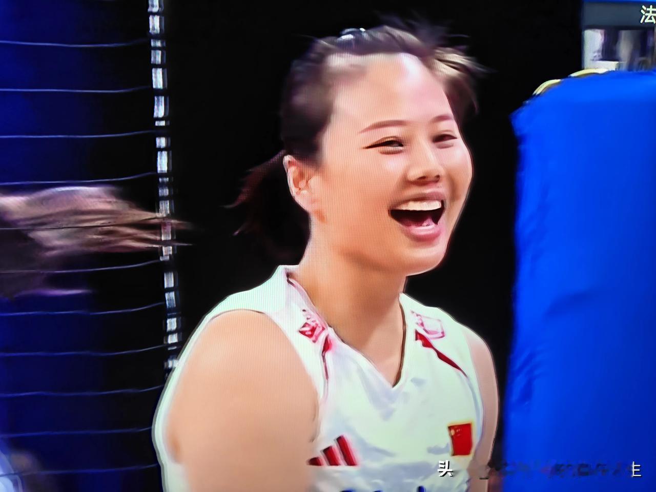 龚翔宇在比赛中接一传的能力在现在的中国女排中是无人能及的，后排防守起球能力也是相