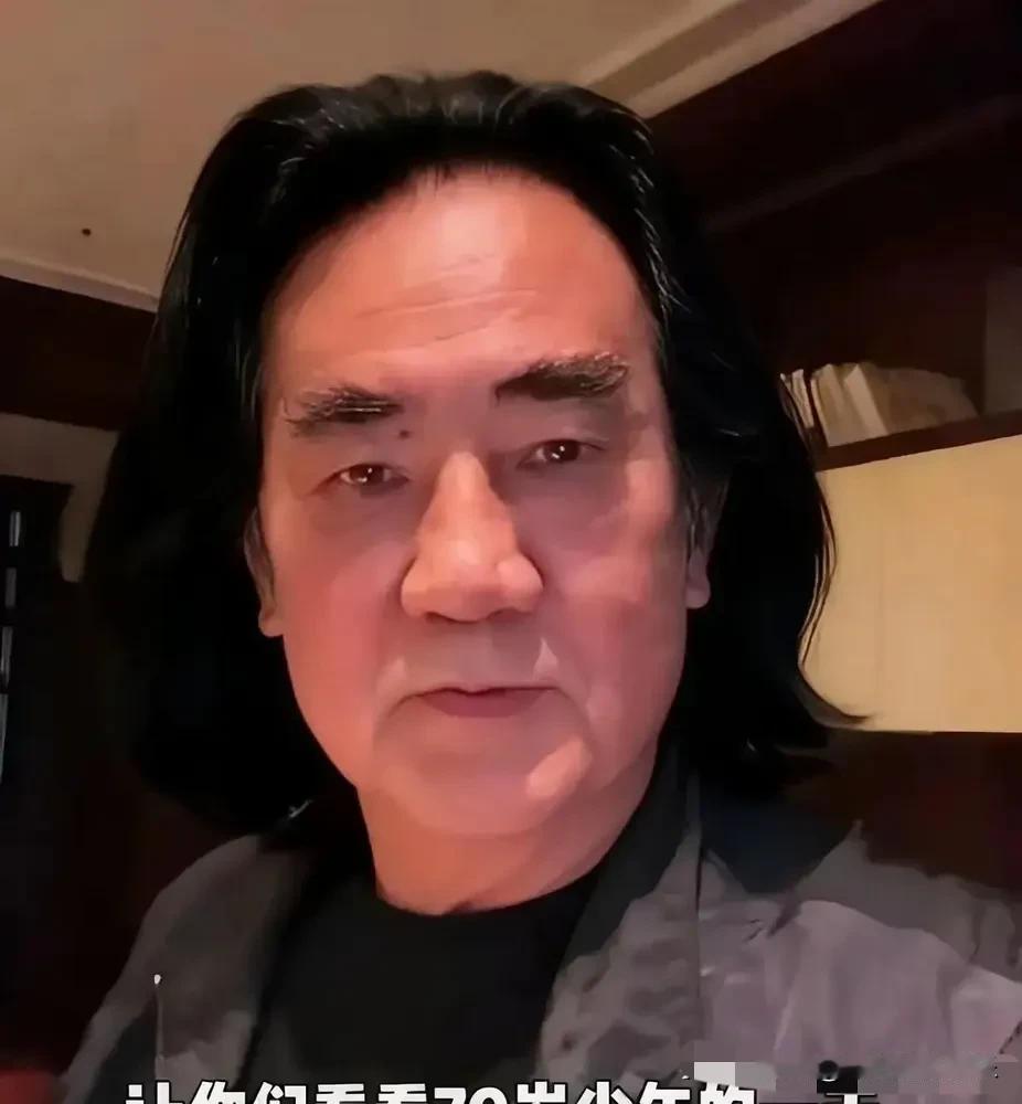 这是张纪中染完头发刮完胡子的样子，视觉年龄至少年轻二十岁，还有点小帅，看来头发的