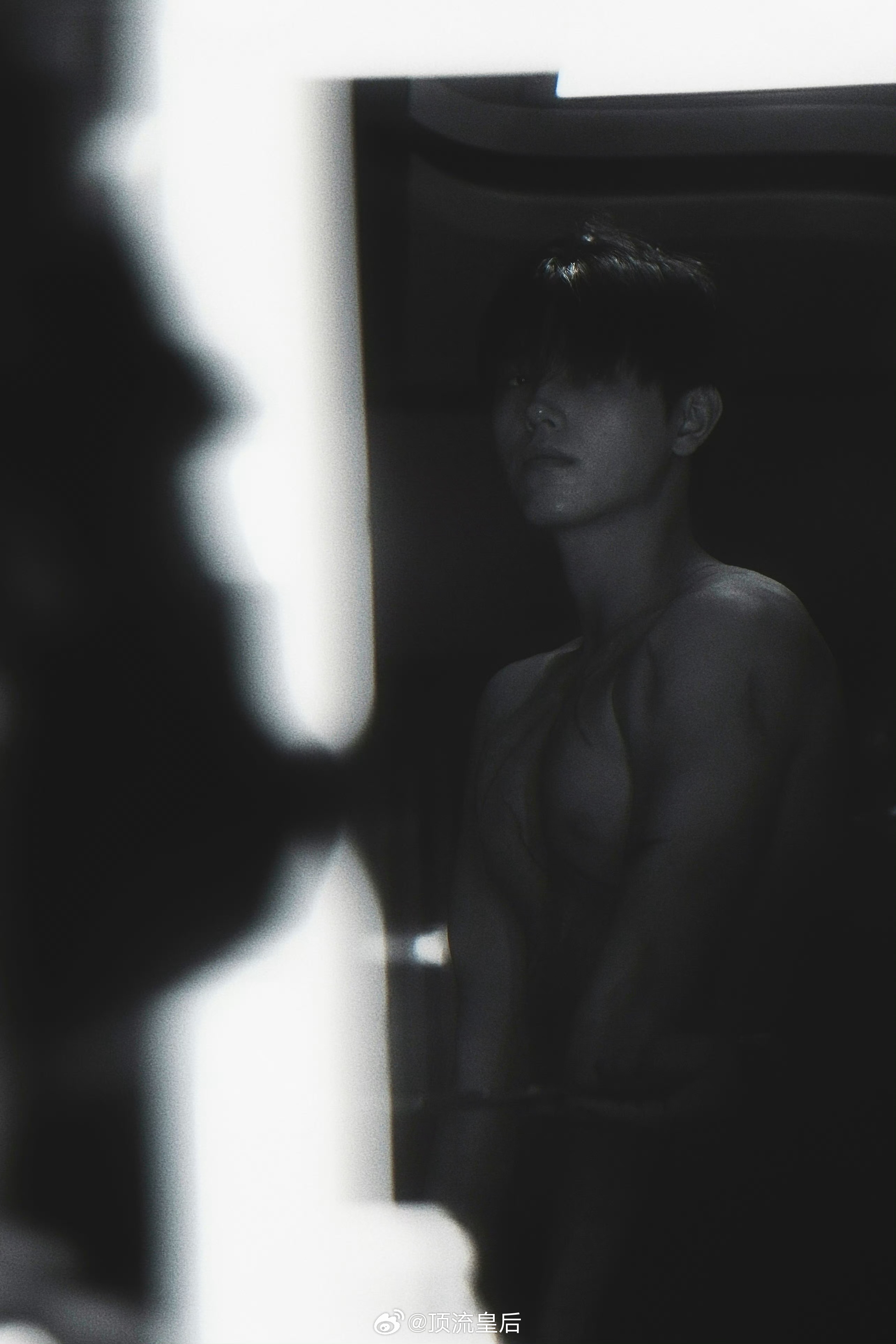 就喜欢这种大大方方秀身材，陈飞宇富有且慷慨。