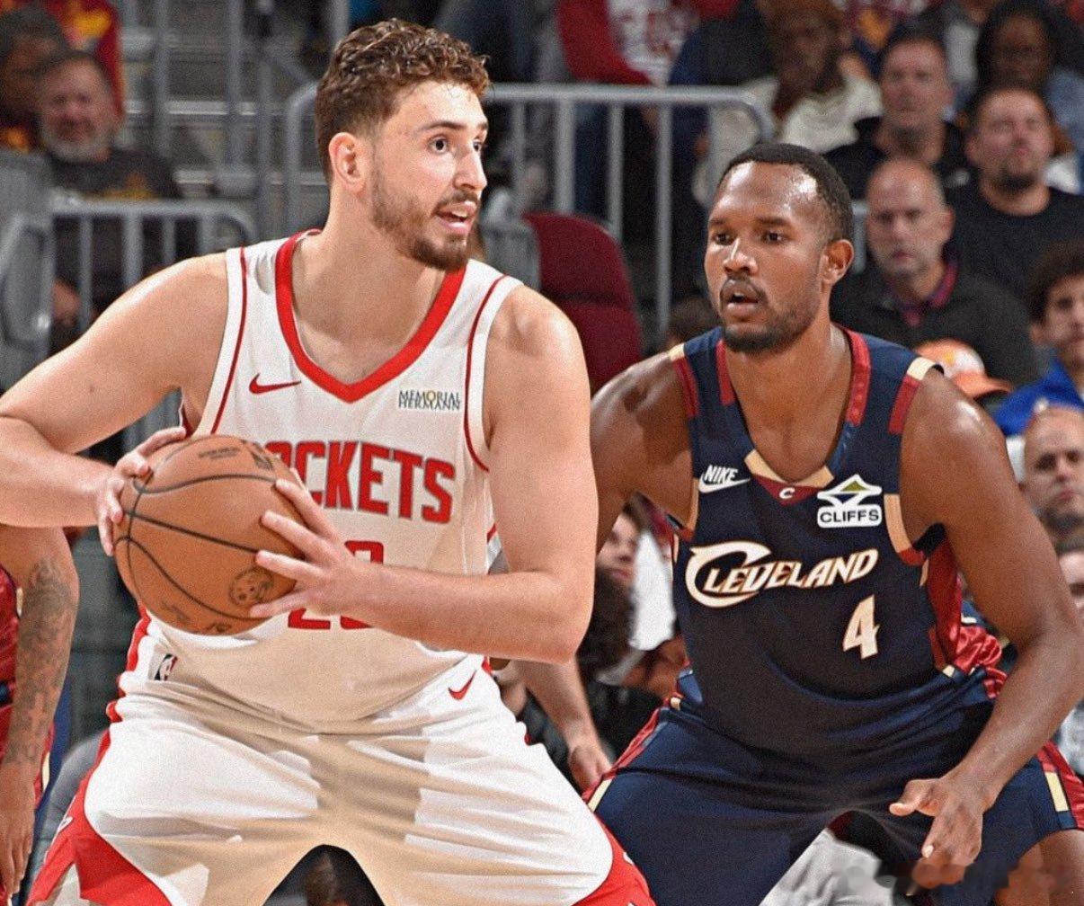 不及预期？埃文-莫布利本场得到18分6板，投篮13中7，罚球10中4，助攻、抢断