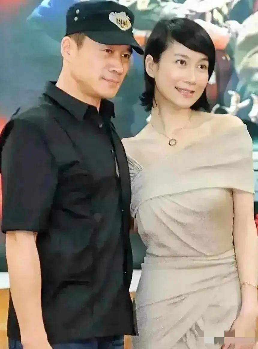 两位实力派演员同框，左侧是武松的扮演者丁海峰，右侧的女星身姿曼妙，衣着得体，五官