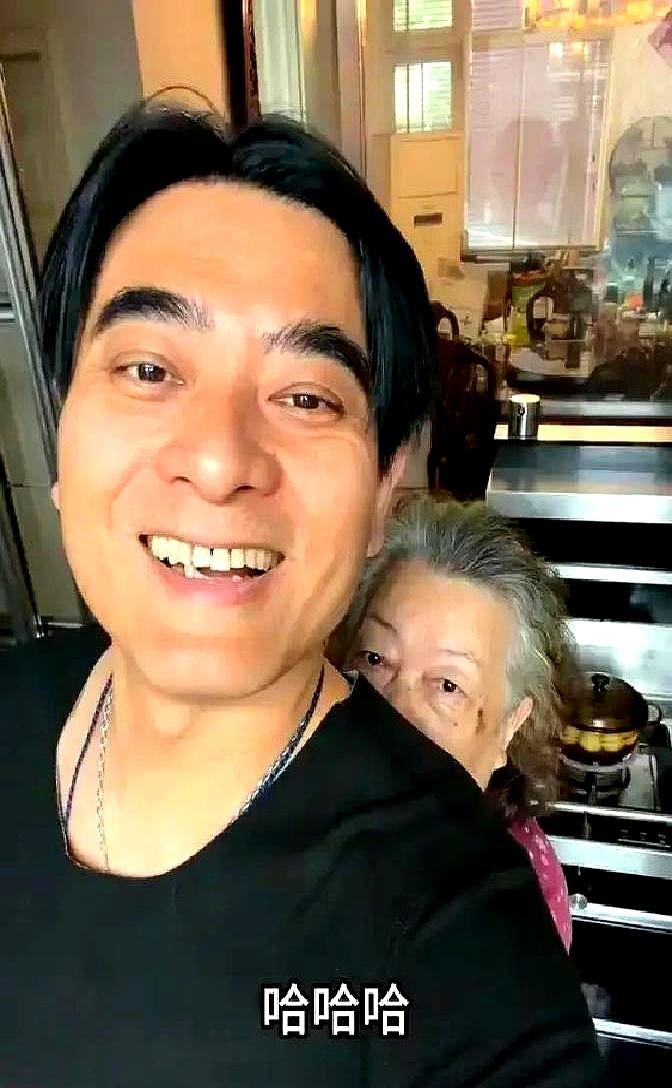 他为了演活青年周恩来，硬生生从身上抠掉18斤肉。49岁的老戏骨饿到眼冒金星，脸颊