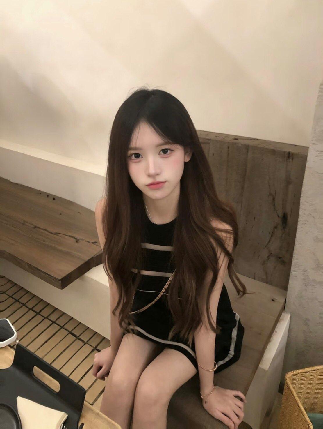 甜美少女风，简约黑裙搭配，清新自然，轻松自在。