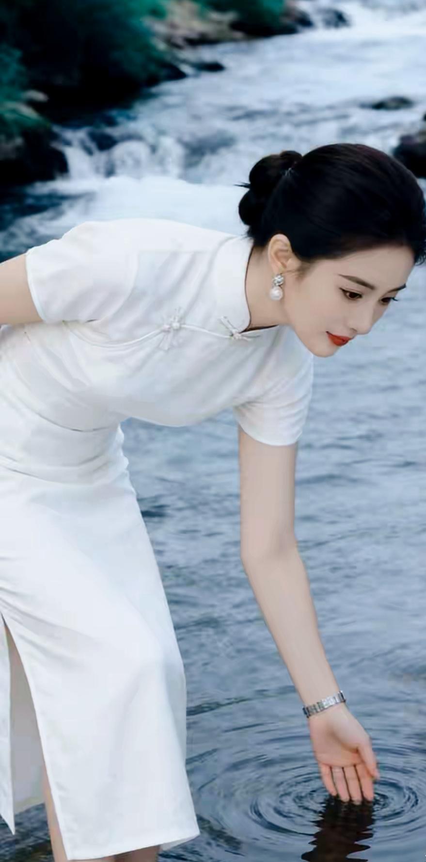 水清见底，美人照影。