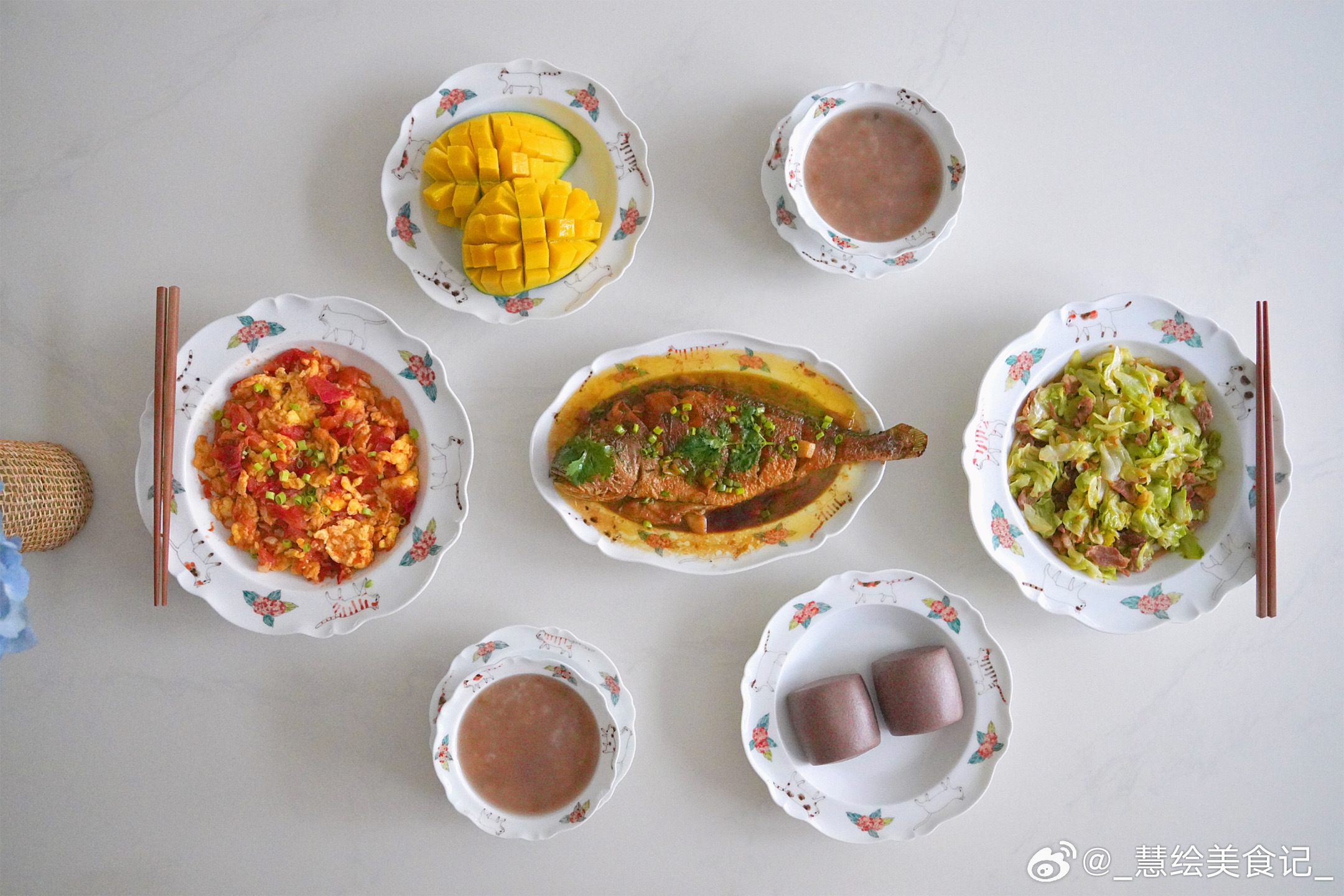 周末晚饭[干饭人]红烧鱼、绿甘蓝炒肉、西红柿炒鸡蛋、绿豆粥、杂粮馒头、芒果~人间