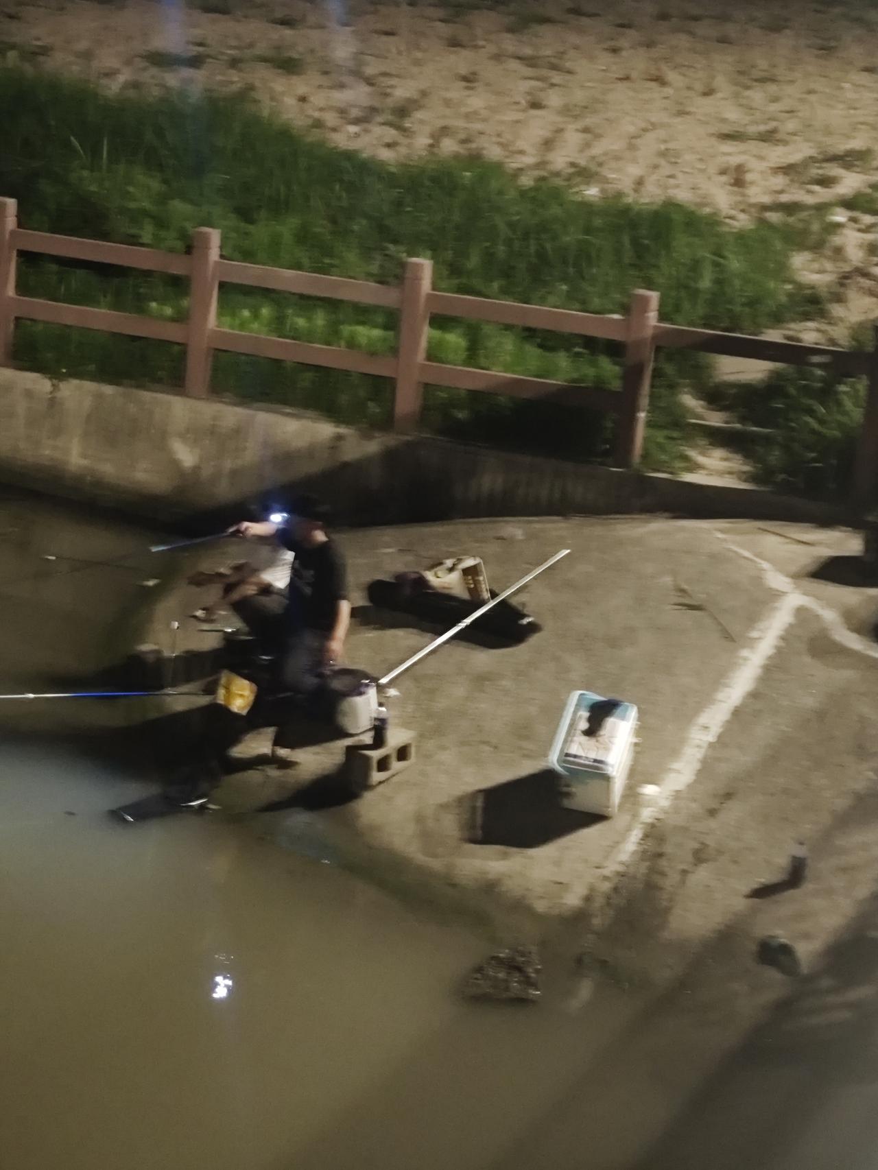 钓鱼佬真的是最难让人理解的群体。风吹日晒雨淋还是风雨无阻，我们在散步，他们宁可坚