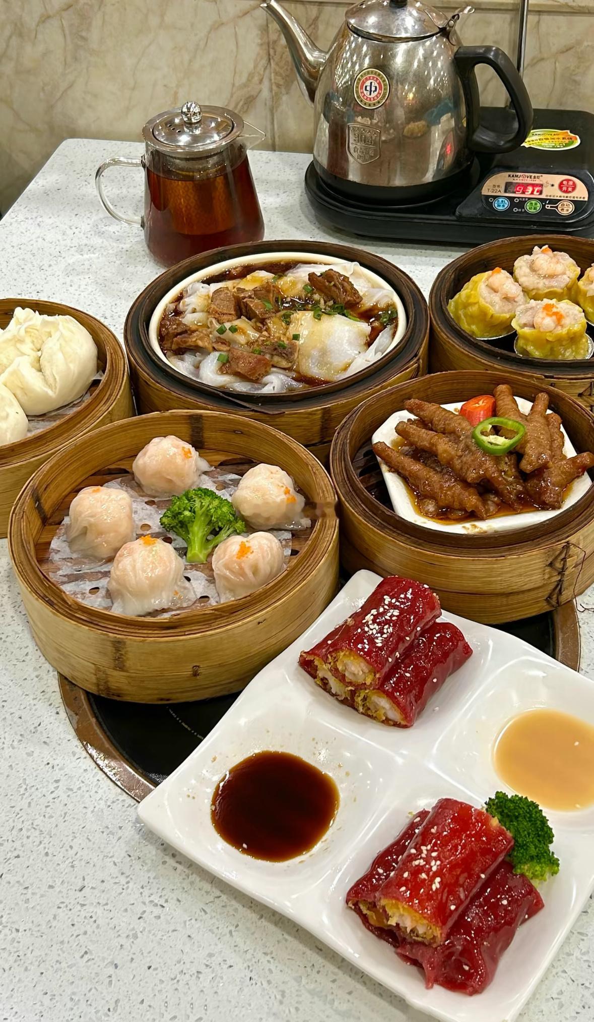 吃早餐咯！点太多了，吃不完根本吃不完