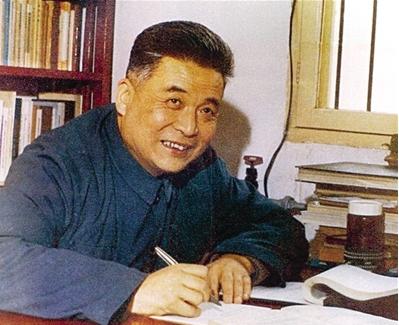 1986年7月，弥留之际的邓稼先突然提出一个愿望，想要再去看一次天安门。轿车即将