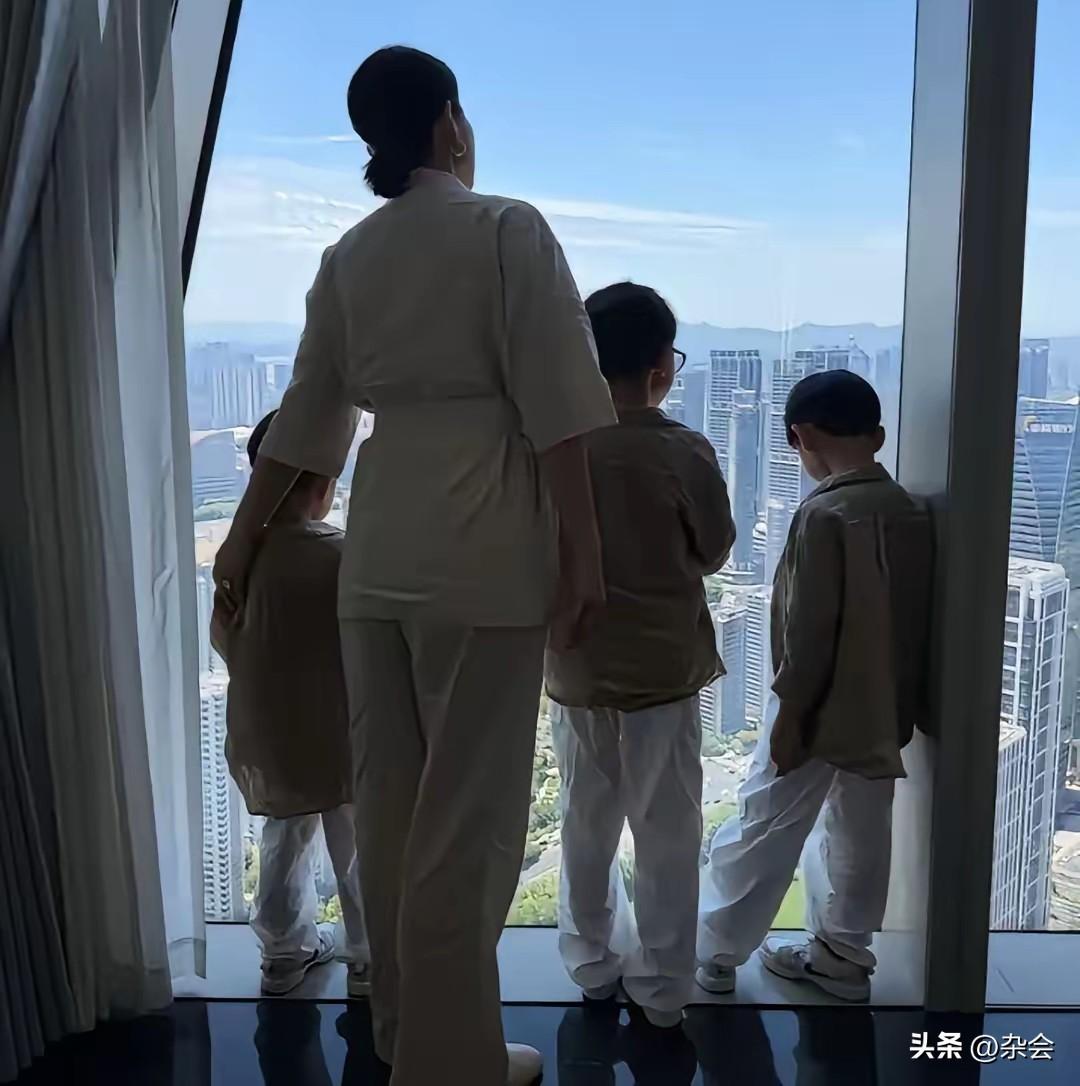 胡杏儿晒出和三个儿子的合照，这也太酷了吧！
妈妈一身卡其色干练套装，三个儿子同款