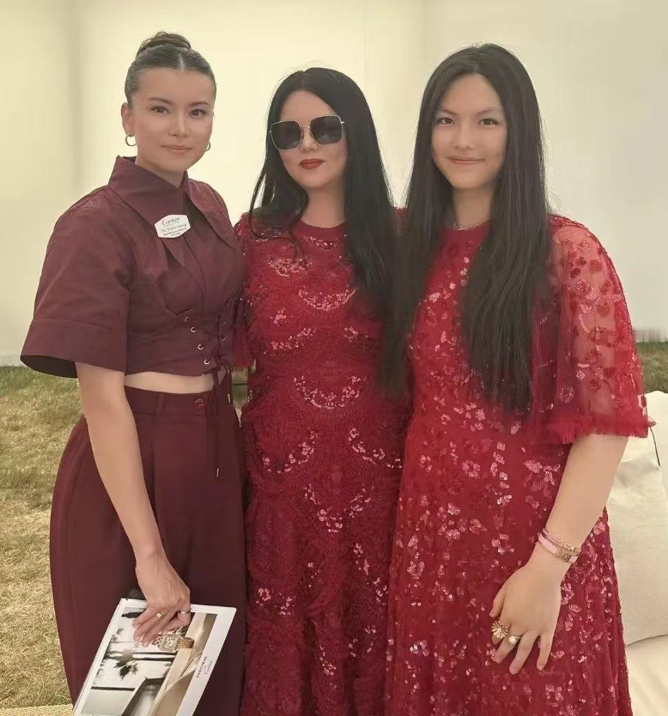 李湘王诗龄英国赛马场同框，母女俩穿同款礼服梳同款发型，像姐妹，王诗龄这么小就有富