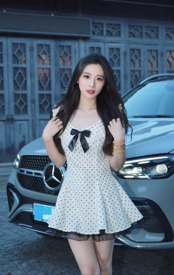 快和爱车拍一组合照吧
