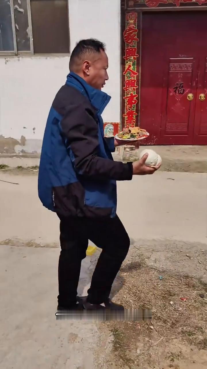 别人在热闹中准备开席，他却在。
你的棱角呢？你的骄傲呢？你的笑声丢在哪呢？你的锋