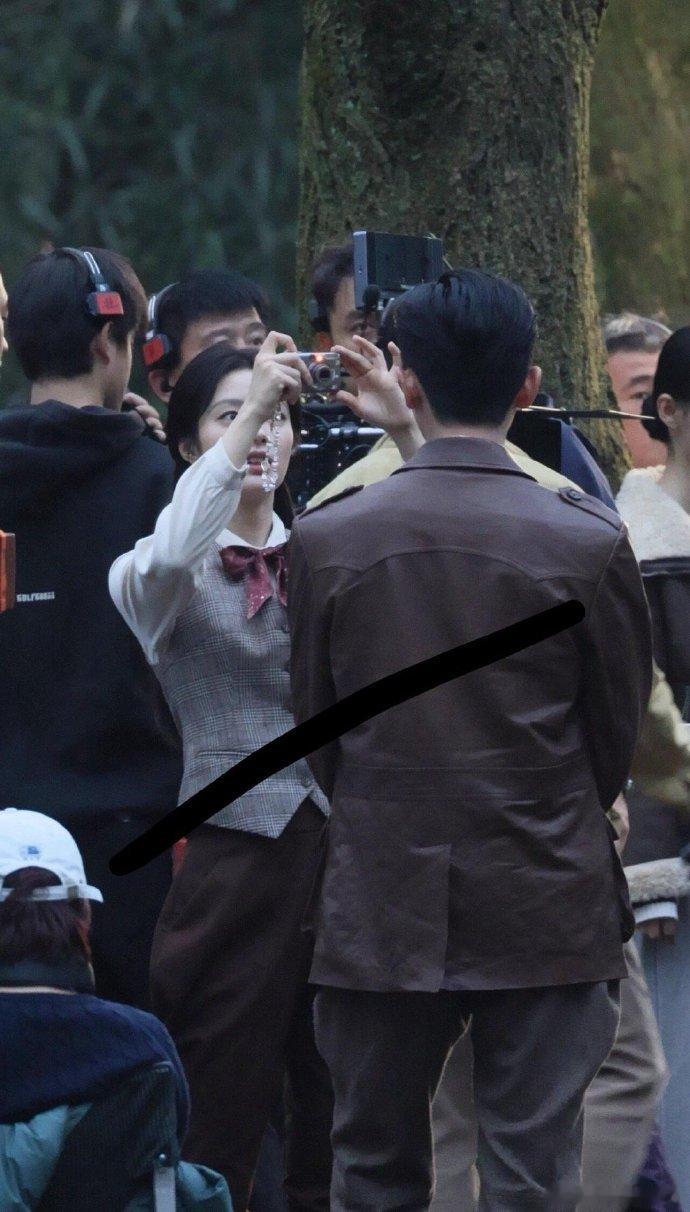 徐若晗给丞磊拍照《玉簟秋》路透来啦！徐若晗给丞磊拍照那认真劲儿，丞磊回拍徐若晗也