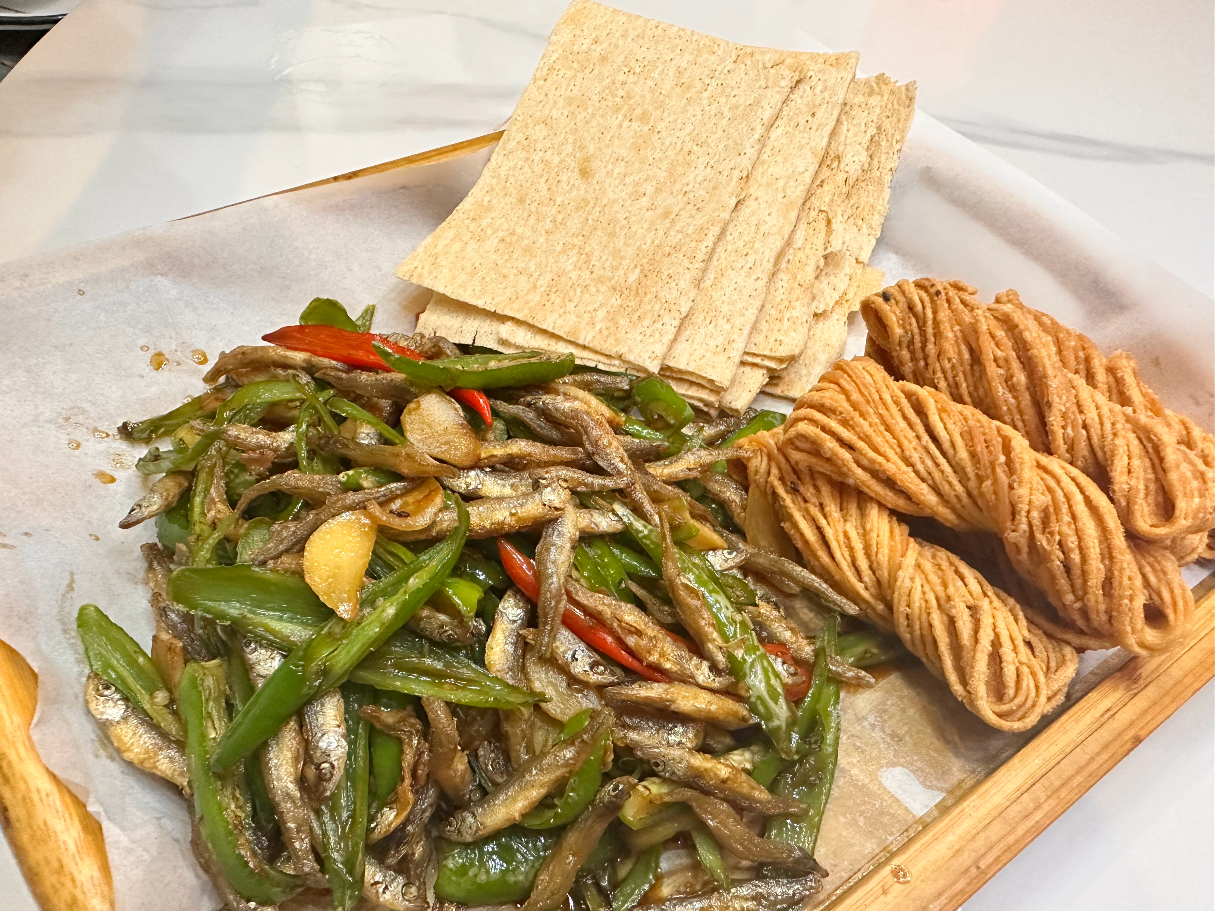 我已经吃完饭了，哈哈哈哈哈，终于知道王嘉尔为什么把宋小宝冰箱里的煎饼认成抹布了