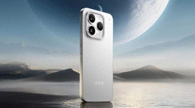 2K屏+8400mAh！iQOO 16定档