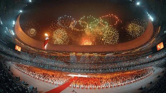 从这个角度看，很多媒体和观众会将 2008 年北京奥运会开幕式 视为一个标杆。它