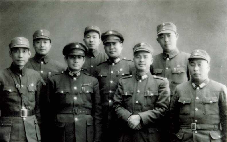 整编74师覆灭后，副师长邱维达来到孟良崮战场，只见尸横遍野，师长张灵甫的尸体没有