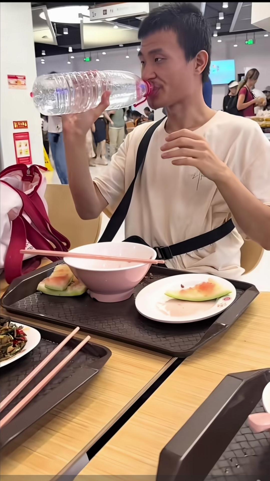 真的想不出来，什么女孩能配得上他。