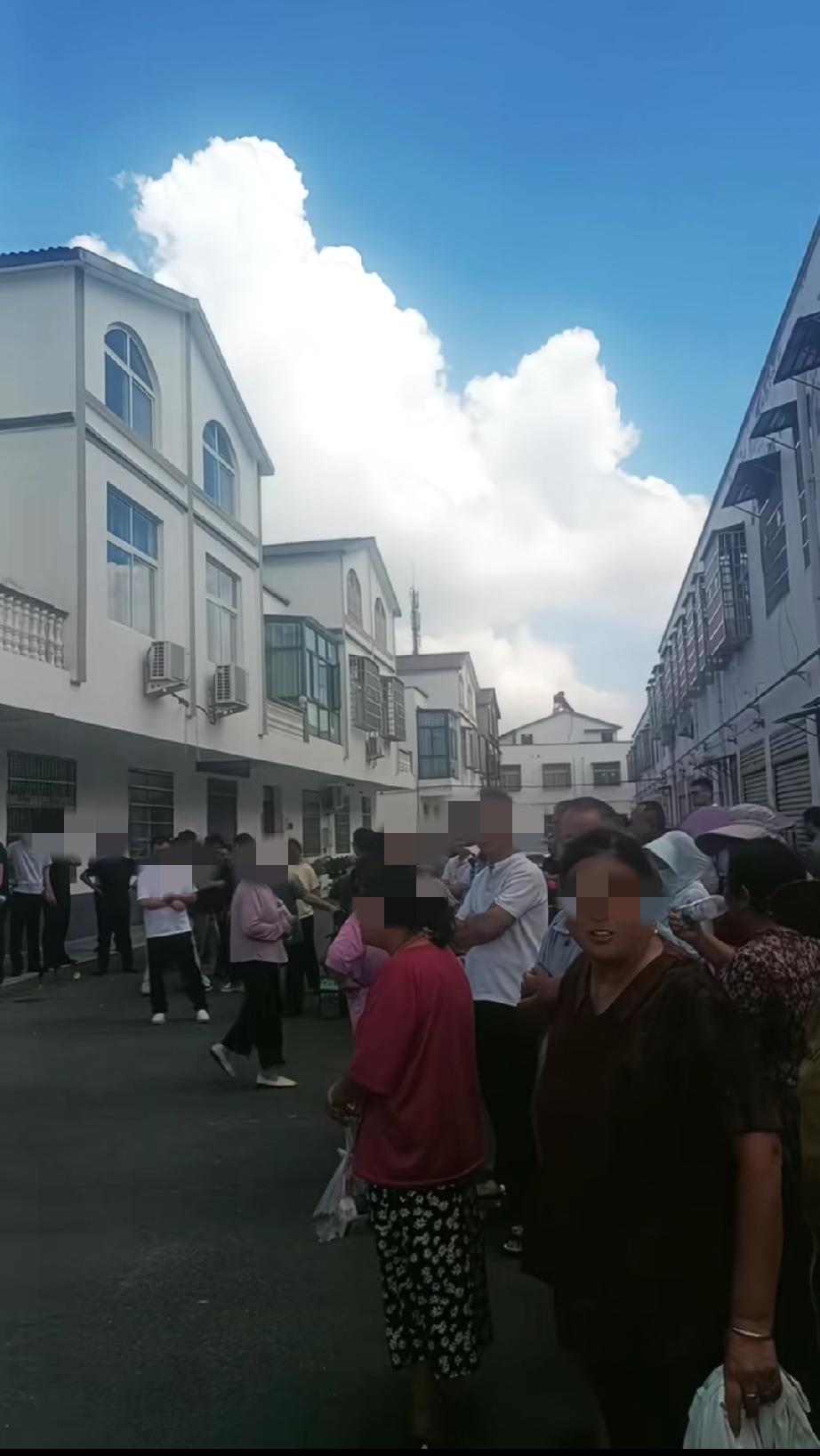 余店村的那些人也不知道是怎么想的，“发财”的时候好处自己占，出事了找村里要钱。当