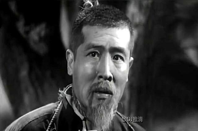 他在《南征北战》里饰演的敌指挥官，

当年看电影我都没认出来，光记住了那个不可一