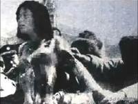 1928年，贺龙的亲妹妹被敌人押赴刑场。敌人将她的衣服扒光，把她的四肢分开绑在两
