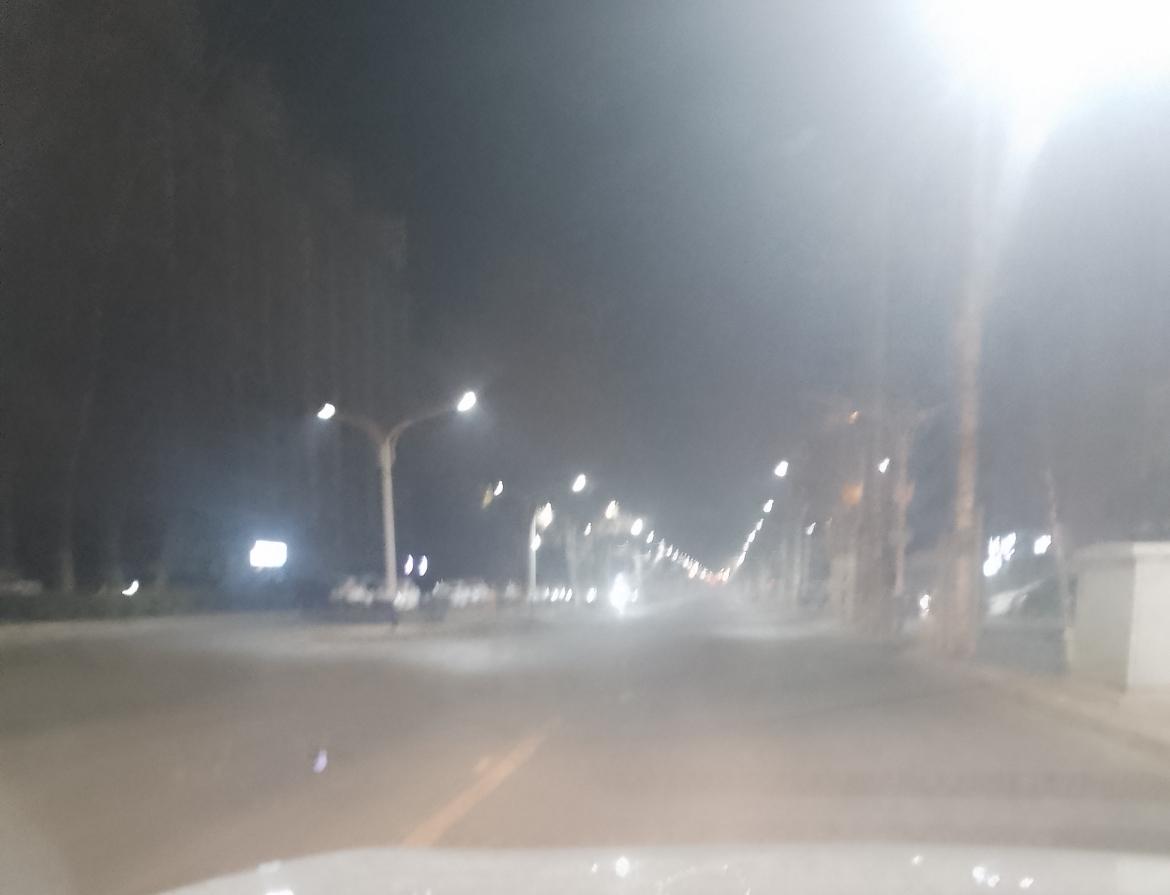 今日凌晨，空旷的街道寂静无声。同学的妻子终究没有挺过新年去，不幸离世。看着年纪轻