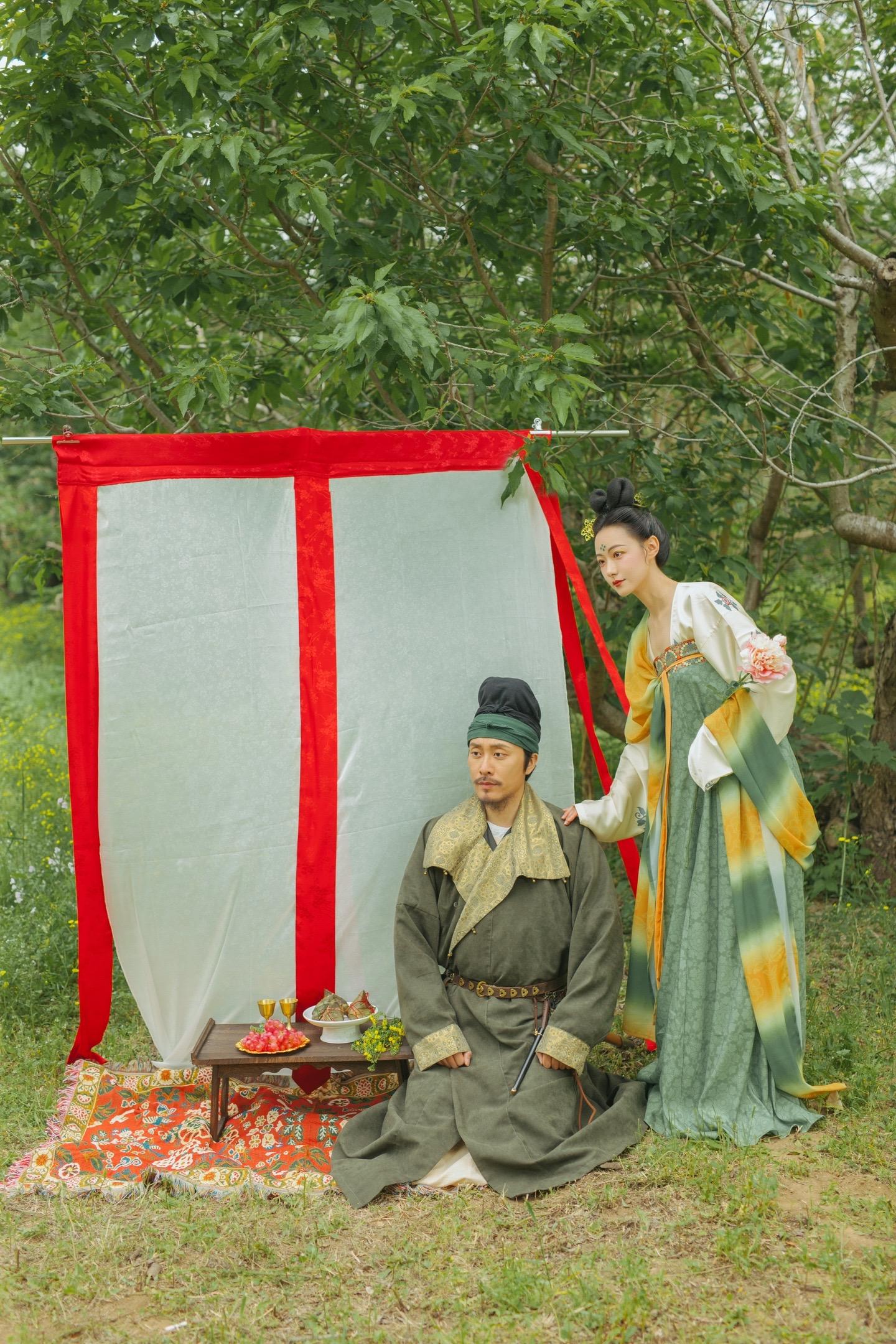 属于中国人的浪漫｜端午临中夏，时清日复长。✨ 端午节，又称端阳节、龙舟节、重午节、女儿节等，作为中国四大传统节日之一，其起源众说纷纭，既有追念诗人屈原的说法，也有古代驱除瘟疫、纪念忠臣伍子胥的传说。经过漫长的发展，端午节逐渐融合了多重文化内涵，形成了独特的节日习俗，如赛龙舟、吃粽子、悬挂艾草和菖蒲等。端午节作为中国传统文化的瑰宝，历经千年仍然闪耀着光辉。 
✨出镜