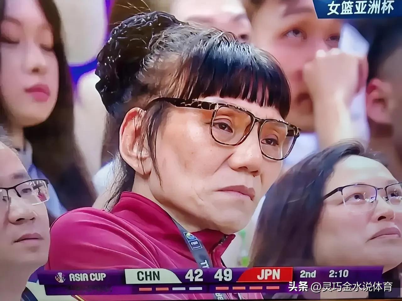 郑海霞为中国女篮站脚助威！亲眼见证了中国女篮被日本女篮淘汰！估计郑海霞的心里一定