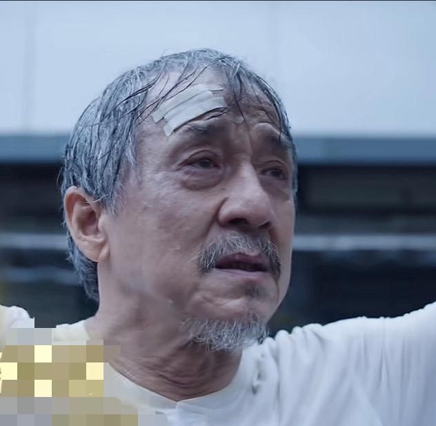 成龙是真的老了啊！
都72岁的年纪了还这么拼啊！
小时候在别人家看成龙的电影，