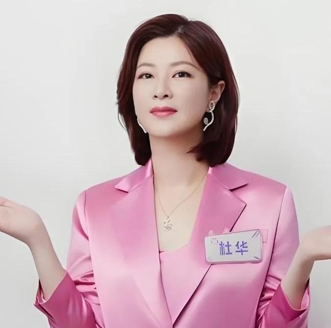 杜华估计后槽牙都咬碎了，
李权哲霸座，
结果被群嘲的人却是她。

李权哲这名字，