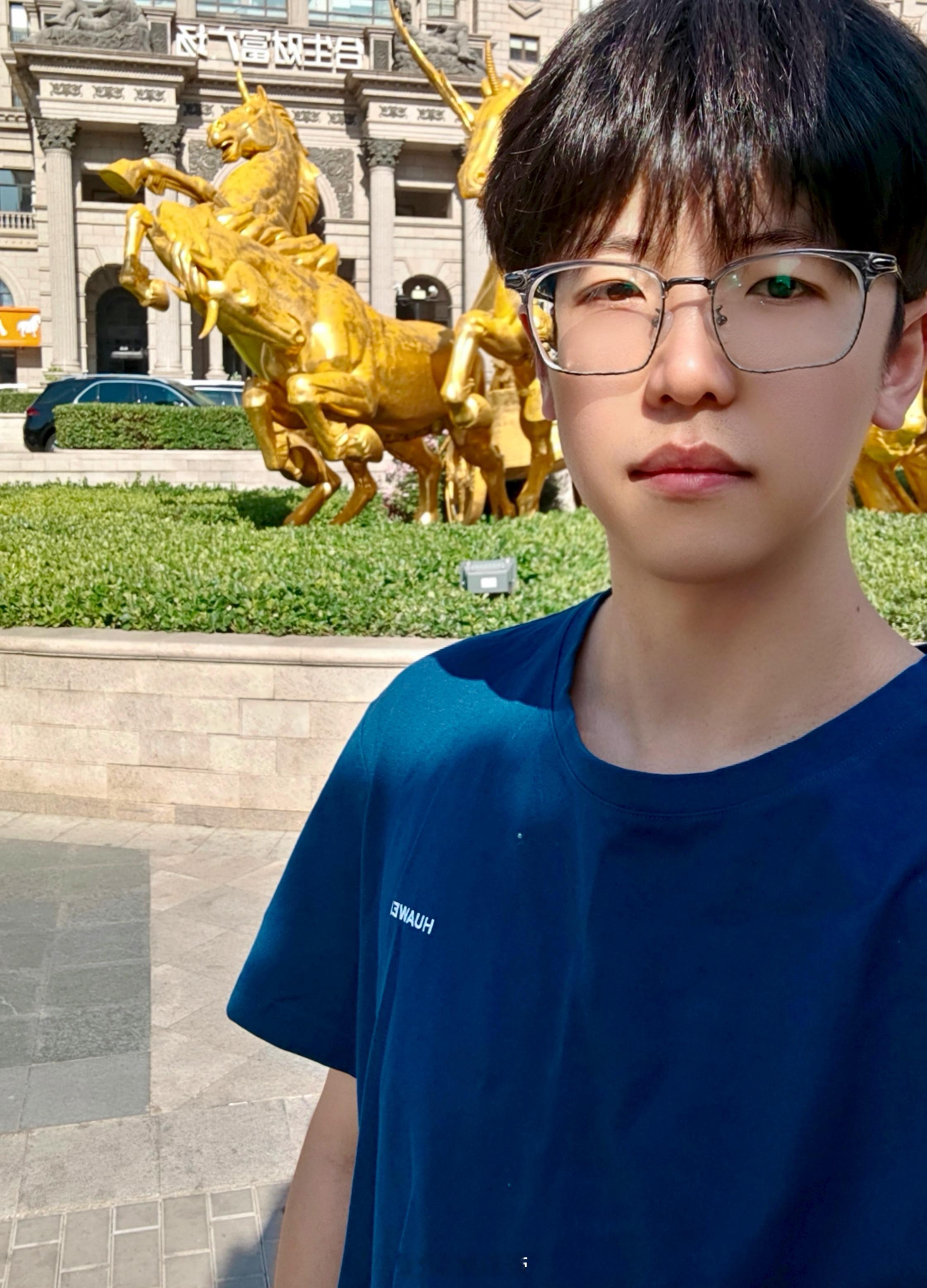 虽然华为从来不叫我去发布会​但是见证历史的日子​我穿上战袍表示尊重[酷]新机来了